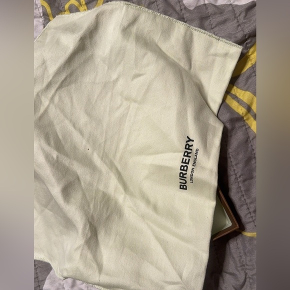 Burberry crossbody. With dust Rough condition bag and original box - Picture 2 of 4